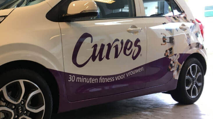 speelse belettering personenauto